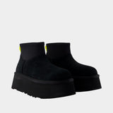 Classic Mini Dipper Ankle Boots - UGG - Leather - Black