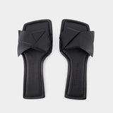 AcneStudios Musubi黑色皮质凉鞋