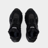 黑色皮制运动鞋