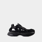 黑色皮制运动鞋