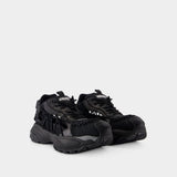 黑色皮制运动鞋