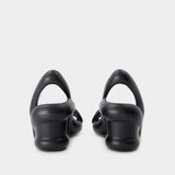 Kobarah 黑色光面小牛皮凉鞋