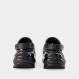 Classiques Mega Crush 黑色凉鞋洞洞鞋