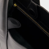 Leonore 黑色光面小牛皮肩背斜挎包