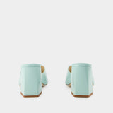 Aeyde Sandi 光面小牛皮凉鞋