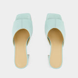 Aeyde Sandi 光面小牛皮凉鞋