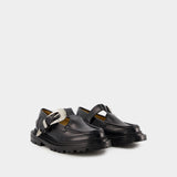 Toga Pulla Aj1278 黑色亮面小牛皮平底错跟鞋