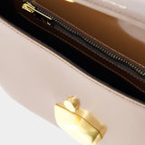 亮棕色漆面小牛皮经典翻盖包