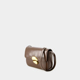 亮棕色漆面小牛皮经典翻盖包