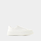 米色光面小牛皮运动鞋