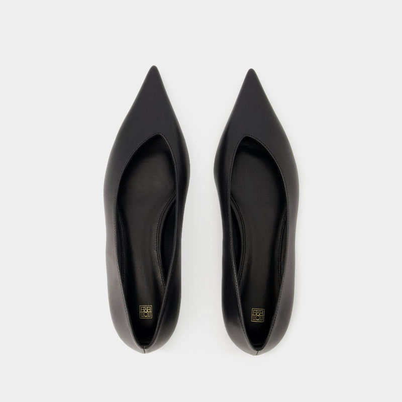 The Asymmetric 黑色光面小羊皮芭蕾舞鞋