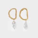 The Dante'S Shadow Earrings in Gold Plated Bronze and Freshawater Pearl