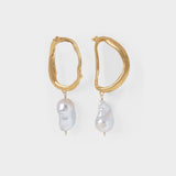 The Dante'S Shadow Earrings in Gold Plated Bronze and Freshawater Pearl